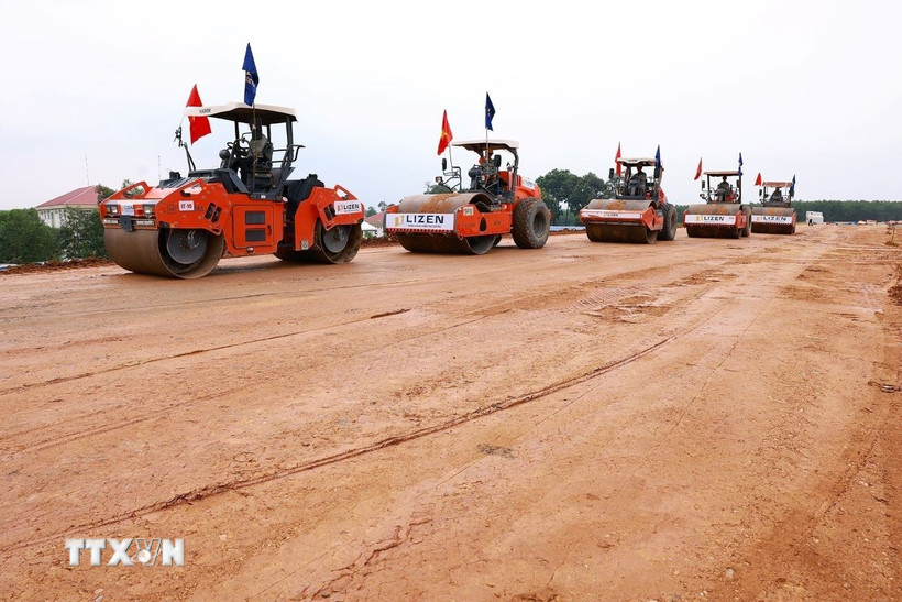 Thi công cao tốc Biên Hòa - Vũng Tàu giai đoạn 1. (Ảnh: Dương Giang/TTXVN)