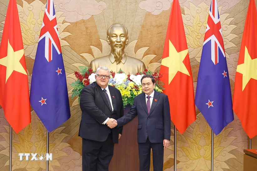Chủ tịch Quốc hội Trần Thanh Mẫn đón Chủ tịch Quốc hội New Zealand Gerry Brownlee. (Ảnh: Doãn Tấn/TTXVN)