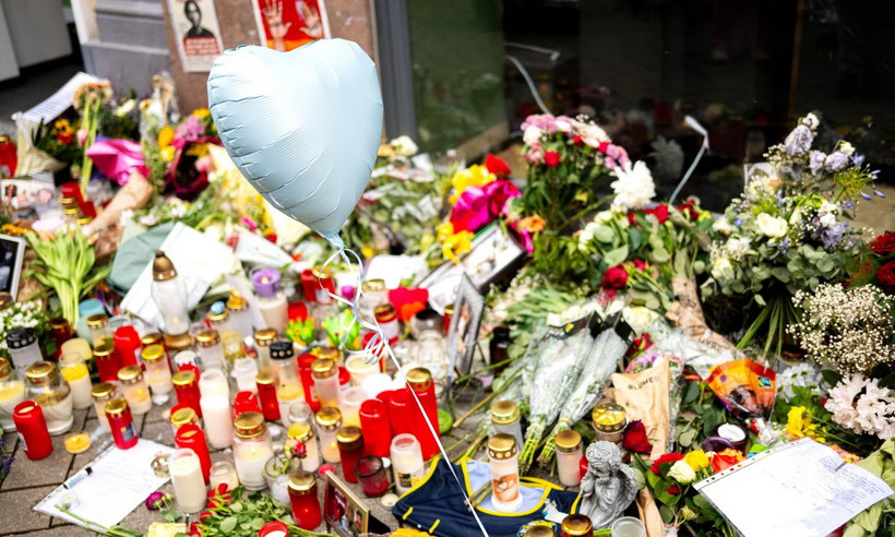 Người dân đặt hoa tưởng nhớ nạn nhân. (Nguồn: Alamy)