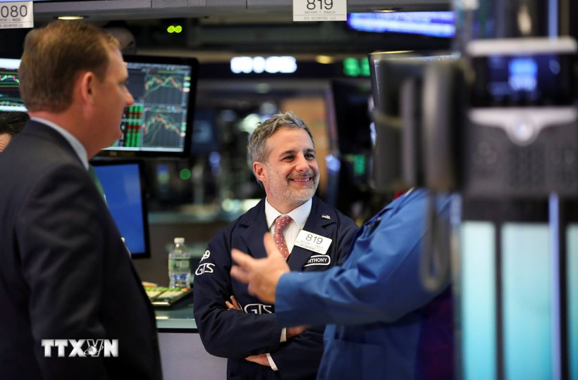 Giao dịch viên tại sàn chứng khoán New York, Mỹ. (Ảnh: THX/TTXVN)