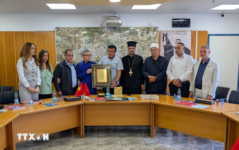 Đại sứ Việt Nam tại Israel Lý Đức Trung nhận quà lưu niệm của Thị trưởng và Hội đồng thành phố Abu Snan. (Ảnh: Đức Trung/TTXVN)