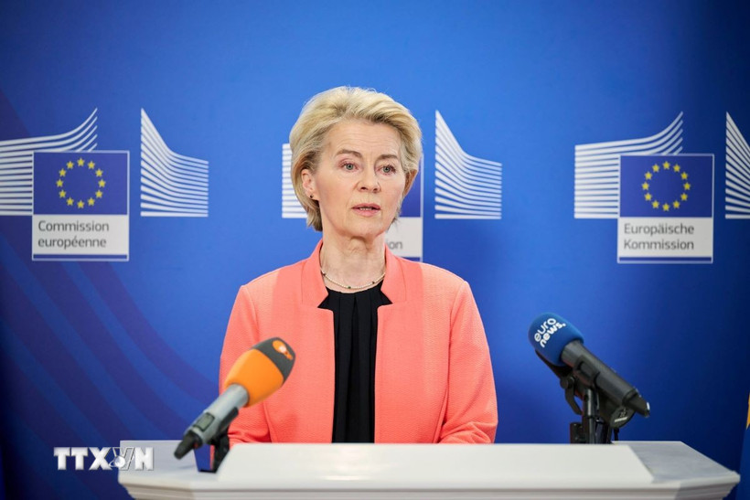 Chủ tịch Ủy ban châu Âu Ursula von der Leyen phát biểu trong một cuộc họp báo. (Ảnh: THX/TTXVN)