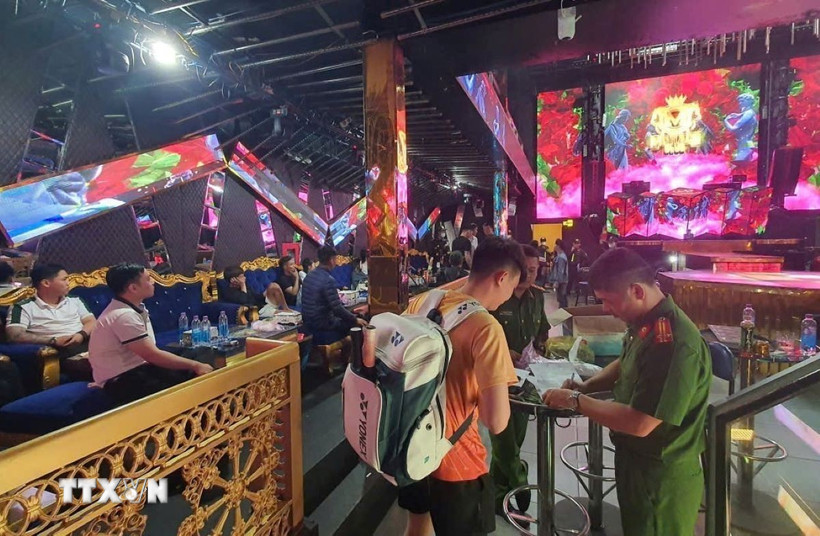 Lực lượng chức năng kiểm tra quán bar Monaco trên địa bàn phường Buôn Ma Thuột, tỉnh Đắk Lắk. (Ảnh: TTXVN phát)