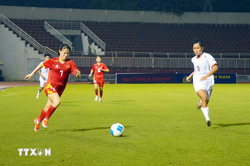 U19 nữ Việt Nam (áo đỏ) giành chiến thắng trước U19 nữ Myanmar. (Ảnh: Trung Tuyến/TTXVN)