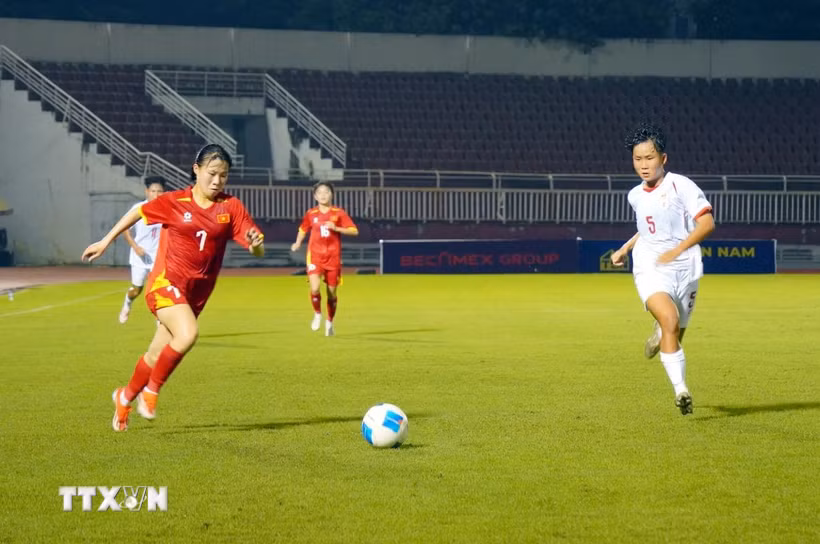 U19 nữ Việt Nam (áo đỏ) giành chiến thắng trước U19 nữ Myanmar. (Ảnh: Trung Tuyến/TTXVN)