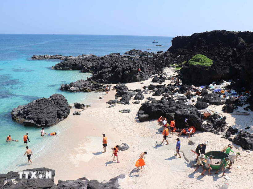 Bãi biển đảo bé Lý Sơn. (Ảnh: Phạm Cường/TTXVN)