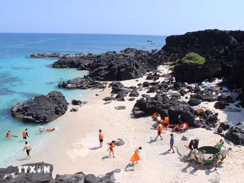 Bãi biển đảo bé Lý Sơn. (Ảnh: Phạm Cường/TTXVN)