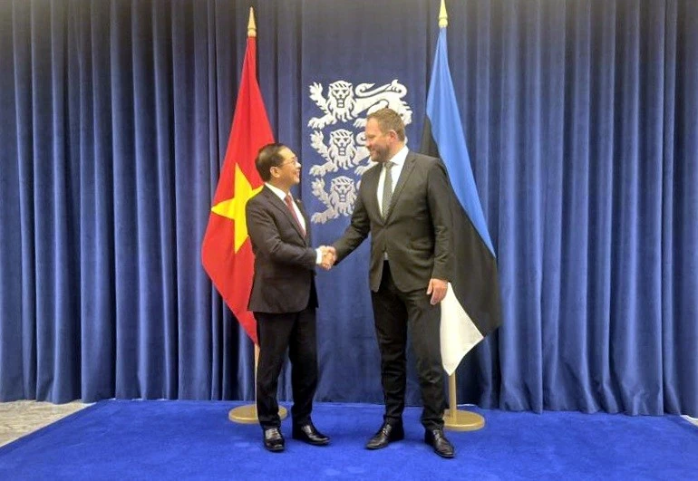 Der stellvertretende Premierminister und Außenminister Bui Thanh Son traf sich mit dem estnischen Außenminister Margus Tsahkna.