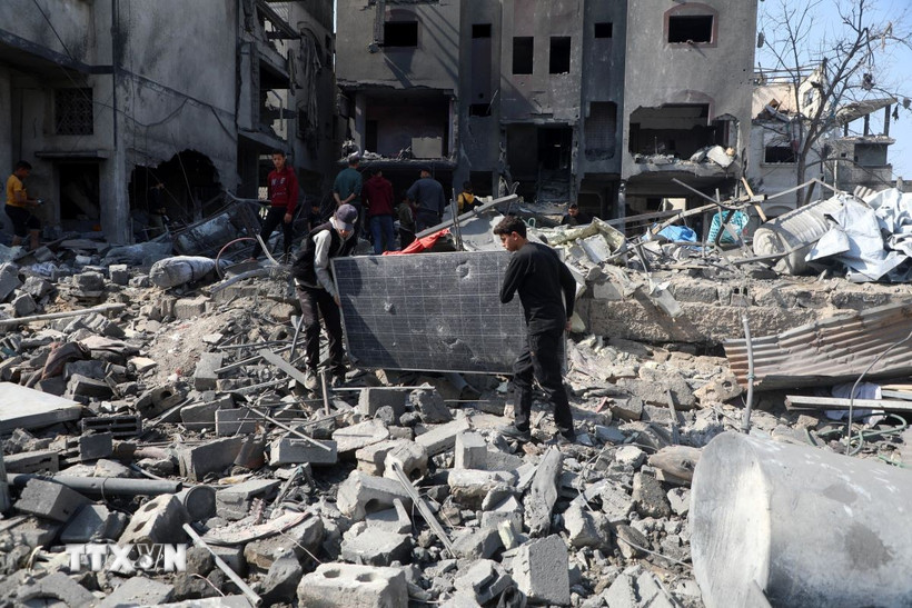 Các tòa nhà bị phá hủy sau cuộc không kích của Israel tại Gaza ngày 18/3/2025. (Ảnh: THX/TTXVN)