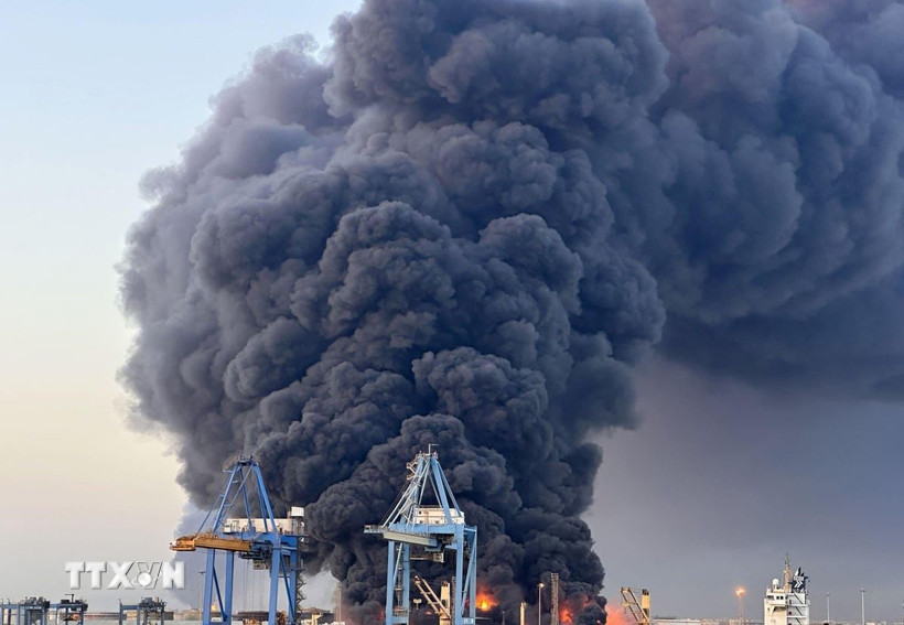 Khói bốc lên sau vụ tấn công tại thành phố Port Sudan, Sudan, ngày 6/5/2025. (Ảnh: THX/TTXVN)