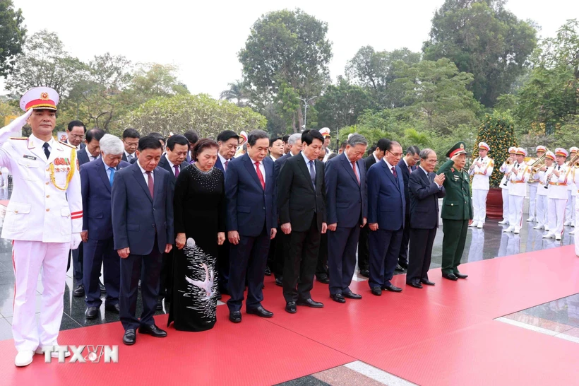 Đoàn đại biểu Lãnh đạo, nguyên Lãnh đạo Đảng, Nhà nước tưởng niệm các Anh hùng liệt sỹ. (Ảnh: Phạm Kiên/TTXVN)