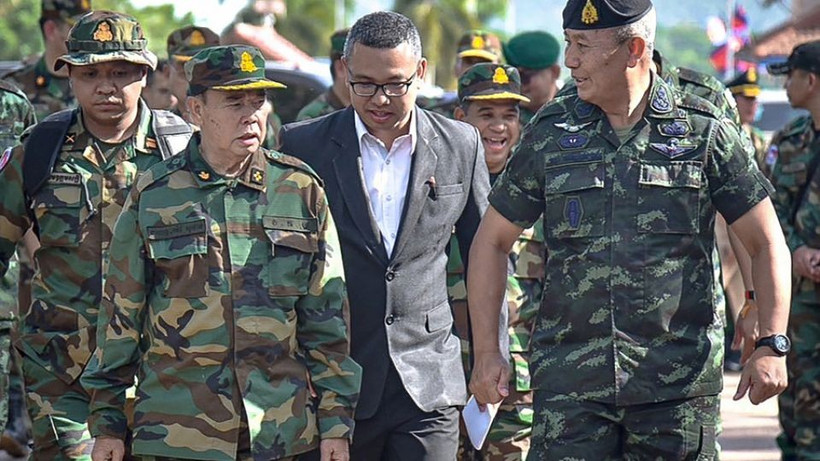 Tổng tư lệnh Lục quân Thái Lan, Tướng Phana Klaewplodthuk (phải) và Tư lệnh Lục quân Hoàng gia Campuchia, Tướng Mao Sophan, tại cửa khẩu Chong Chom. (Nguồn: AFP)