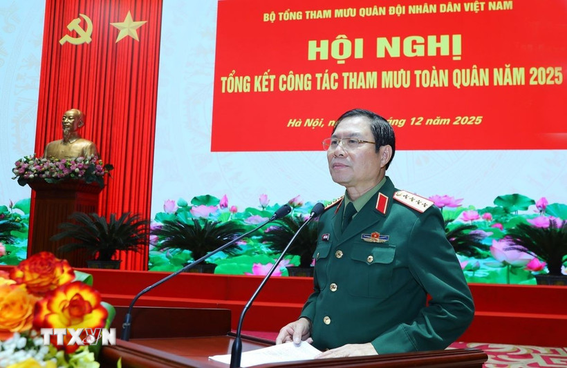 Đại tướng Nguyễn Tân Cương, Ủy viên Trung ương Đảng, Ủy viên Thường vụ Quân ủy Trung ương, Tổng Tham mưu trưởng Quân đội nhân dân Việt Nam, Thứ trưởng Bộ Quốc phòng phát biểu tại Hội nghị. (Ảnh: TTXVN phát)