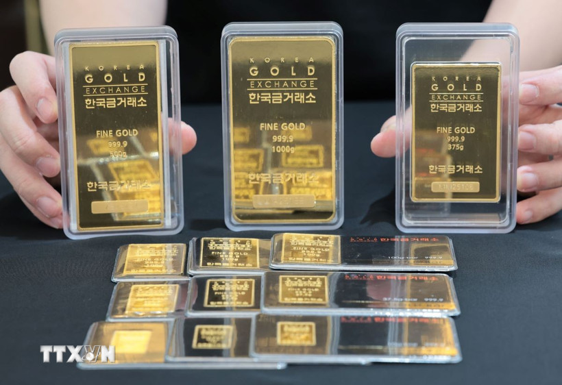 Vàng miếng được bày bán tại sàn giao dịch ở Seoul, Hàn Quốc. (Ảnh: Yonhap/TTXVN)