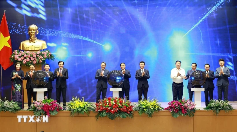 Thủ tướng Phạm Minh Chính và các đại biểu khai trương Cổng pháp luật Quốc gia. (Ảnh: Dương Giang/TTXVN)