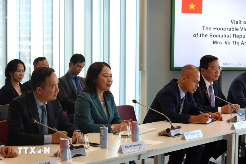 Phó Chủ tịch nước Võ Thị Ánh Xuân làm việc với Chủ tịch Lombardy Attilio Fontana. (Ảnh: Thanh Hải/TTXVN)