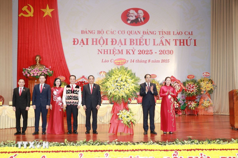 Thường trực Tỉnh ủy Lào Cai tặng hoa chúc mừng Đại hội. (Ảnh: Tuấn Anh/TTXVN)
