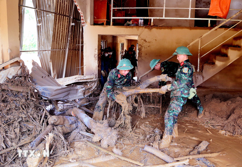 Lực lượng bộ đội được huy động để giúp nhân dân xã Chiềng Sơ, Sơn La, nhanh chóng khắc phục hậu quả của lũ ống, lũ quét. (Ảnh: Quang Quyết/TTXVN)