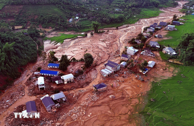 Bản Đứa Cát, xã Chiềng Sơ tan hoang sau trận lũ ống, lũ quét vào đêm 26, rạng sáng 27/7. (Ảnh: Quang Quyết/TTXVN)