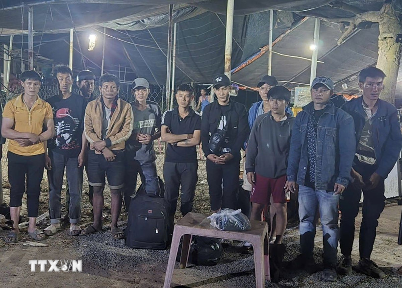 Các đối tượng nhập cảnh trái phép từ Campuchia về Việt Nam bị tạm giữ tại Đồn Biên phòng Tân Hà. (Ảnh: TTXVN phát)