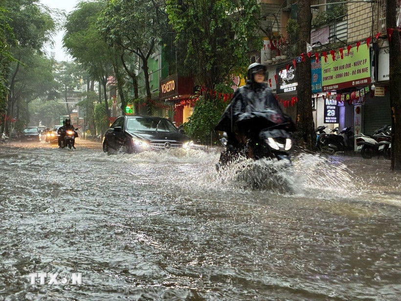 Mưa lớn liên tiếp trong ngày 30/9 đã khiến Hà Nội chìm trong 'biển nước.' (Ảnh: Lê Đông/TTXVN)