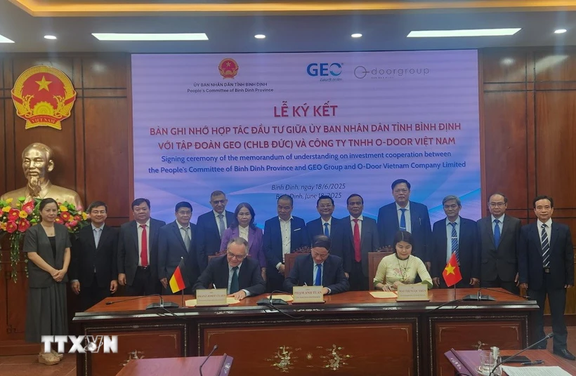 Ký kết biên bản ghi nhớ dự án Trung tâm đào tạo và phát triển nguồn nhân lực năng lượng tái tạo. (Ảnh: Sỹ Thắng/TTXVN)