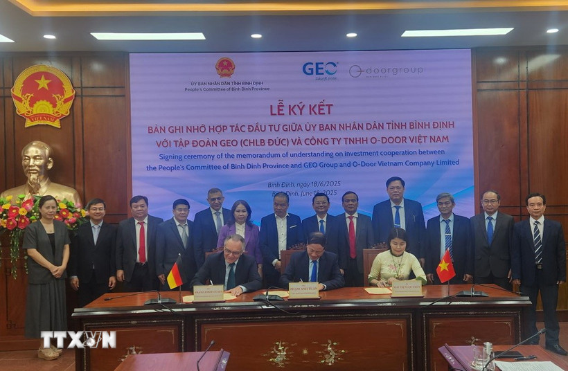 Ký kết biên bản ghi nhớ dự án Trung tâm đào tạo và phát triển nguồn nhân lực năng lượng tái tạo. (Ảnh: Sỹ Thắng/TTXVN)