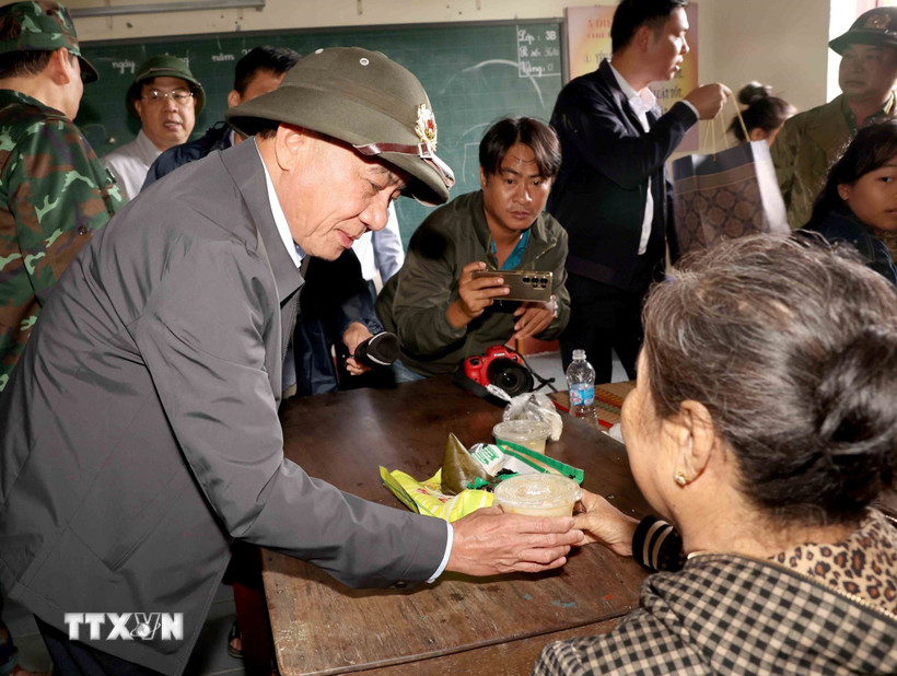 Thường trực Ban Bí thư Trần Cẩm Tú tặng quà hỗ trợ nhân dân xã Diên Điền ở nơi sơ tán. (Ảnh: Phương Hoa/TTXVN)