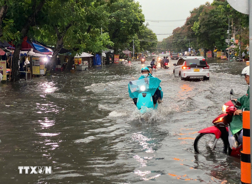 Nước ngập trên đường Đặng Thùy Trâm, quận Bình Thạnh. (Ảnh: TTXVN phát)