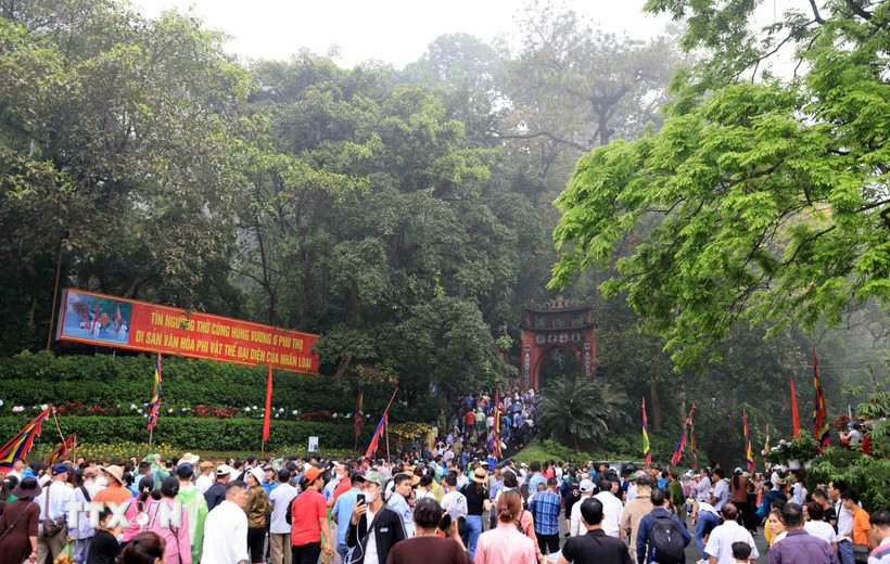 Dòng người hướng về núi Nghĩa Lĩnh dâng hương tưởng niệm các Vua Hùng. (Ảnh: Nhật Anh/TTXVN)