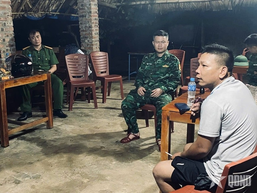 Tổ công tác Đồn Biên phòng Cửa khẩu Cảng Cửa Lò-Bến Thủy thăm hỏi, động viên các ngư dân gặp nạn. (Nguồn: Báo Quân đội Nhân dân)