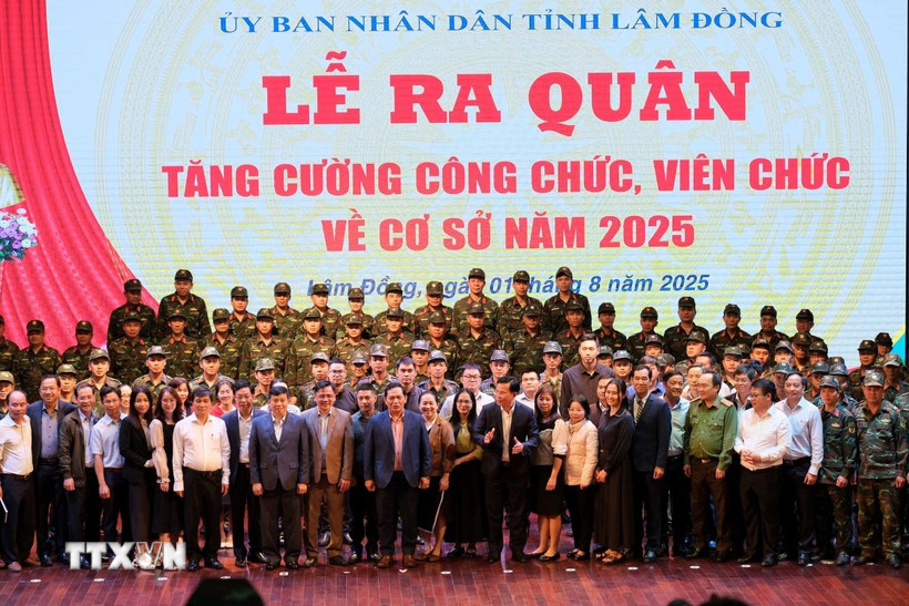 Trong 730 người được biệt phái về cơ sở, có 260 công chức, viên chức được cử về nhằm giải tỏa áp lực về khối lượng công việc cho chính quyền cấp xã hiện nay. (Ảnh: Chu Quốc Hùng/TTXVN)