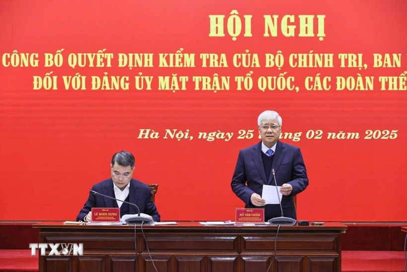 Các Ủy viên Bộ Chính trị, Bí thư Trung ương Đảng: Trưởng ban Tổ chức Trung ương Lê Minh Hưng, Trưởng đoàn kiểm tra và Bí thư Đảng ủy Mặt trận Tổ quốc, các đoàn thể Trung ương, Chủ tịch Ủy ban Trung ương Mặt trận Tổ quốc Việt Nam Đỗ Văn Chiến đồng chủ trì Hội nghị. (Ảnh: TTXVN phát)