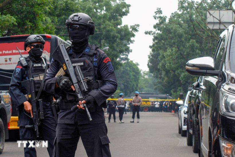 Cảnh sát gác bên ngoài đồn cảnh sát ở thành phố Bandung, Indonesia. Ảnh: AFP/TTXVN