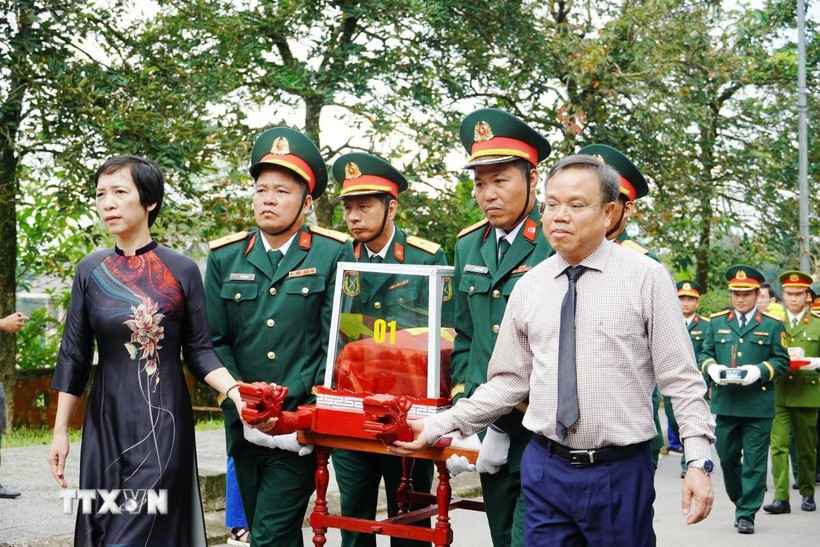 Lễ viếng, truy điệu và an táng 14 hài cốt liệt sỹ tại Nghĩa trang Liệt sỹ xã Khe Sanh (tỉnh Quảng Trị). (Ảnh: TTXVN phát)