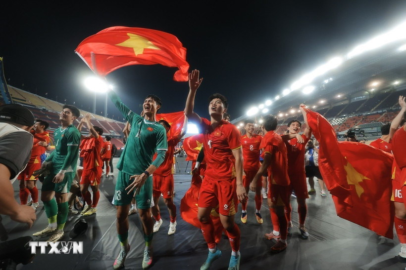 Các cầu thủ U22 Việt Nam hân hoan chia vui với người hâm mộ trên sân Rajamangala. (Ảnh: Minh Quyết/TTXVN)