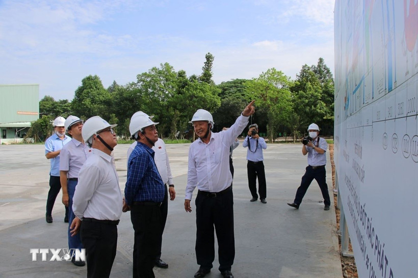 Đoàn Giám sát của Quốc hội khảo sát công trình xử lý chất thải tại Khu liên hợp xử lý chất thải Nam Bình Dương. (Ảnh: Hữu Duyên/TTXVN)
