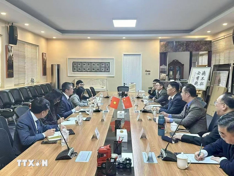 Đại sứ Việt Nam tại Trung Quốc Phạm Thanh Bình làm việc với Học hội Charhar. (Ảnh: TTXVN phát)