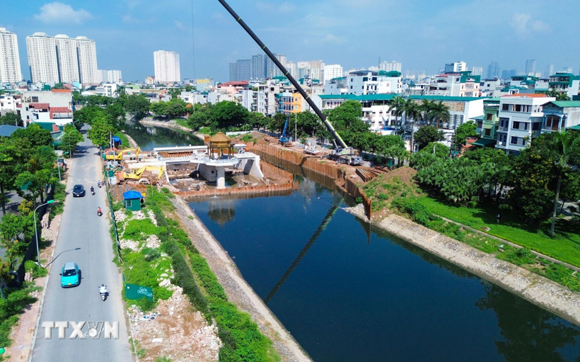 Nhà thầu đang thi công các hạng mục của đập dâng trên sông Tô Lịch. (Ảnh: Thành Phương/TTXVN)