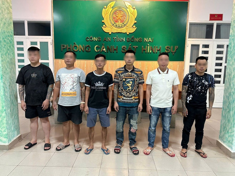 Các đối tượng tại cơ quan công an. (Ảnh: Công an Đồng Nai/TTXVN phát)