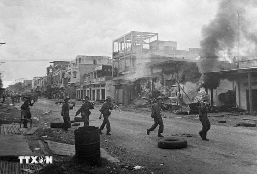 Ngày 9/4/1975, quân ta tiến công vào thị trấn Xuân Lộc, căn cứ phòng thủ trọng yếu của địch bảo vệ Sài Gòn từ phía Đông Bắc. Ngày 21/4, quân địch ở Xuân Lộc tháo chạy, cửa ngõ vào Sài Gòn từ hướng Đông Bắc đã được mở. Ngay từ khi mất Xuân Lộc, Tổng thống Nguyễn Văn Thiệu từ chức. (Ảnh: TTXVN)