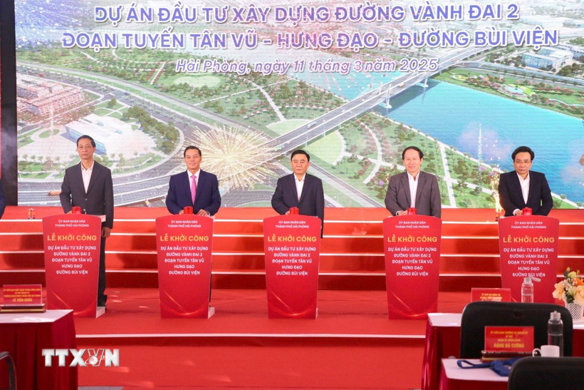 Ông Trần Cẩm Tú, Ủy viên Bộ Chính trị, Thường trực Ban Bí thư cùng lãnh đạo thành phố Hải Phòng nhấn nút khởi công dự án vành đai 2. (Ảnh: Hoàng Ngọc/TTXVN)