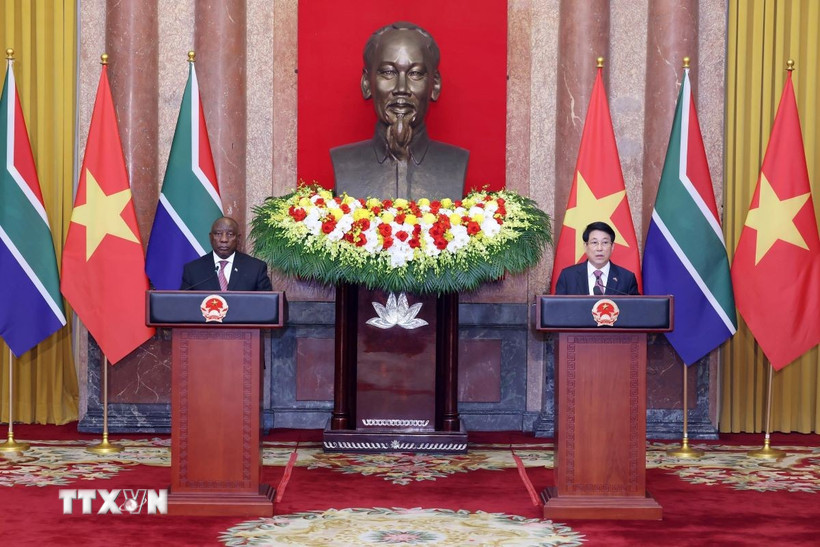 Chủ tịch nước Lương Cường và Tổng thống Nam Phi Matamela Cyril Ramaphosa gặp gỡ báo chí, thông báo về kết quả hội đàm giữa hai bên. (Ảnh: Lâm Khánh/TTXVN)