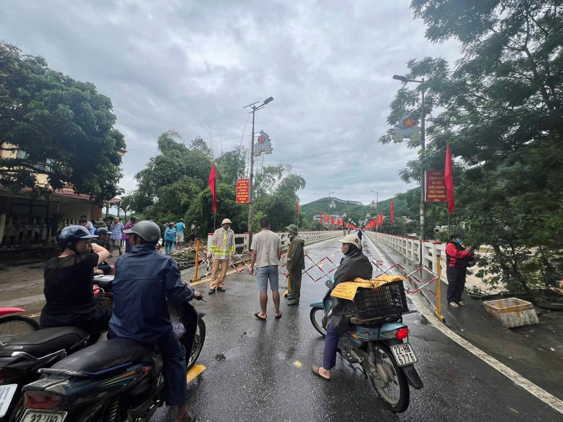 Tạm dừng các phương tiện lưu thông qua cầu Chiêm Hóa. (Nguồn: Tuyên Quang TTV)