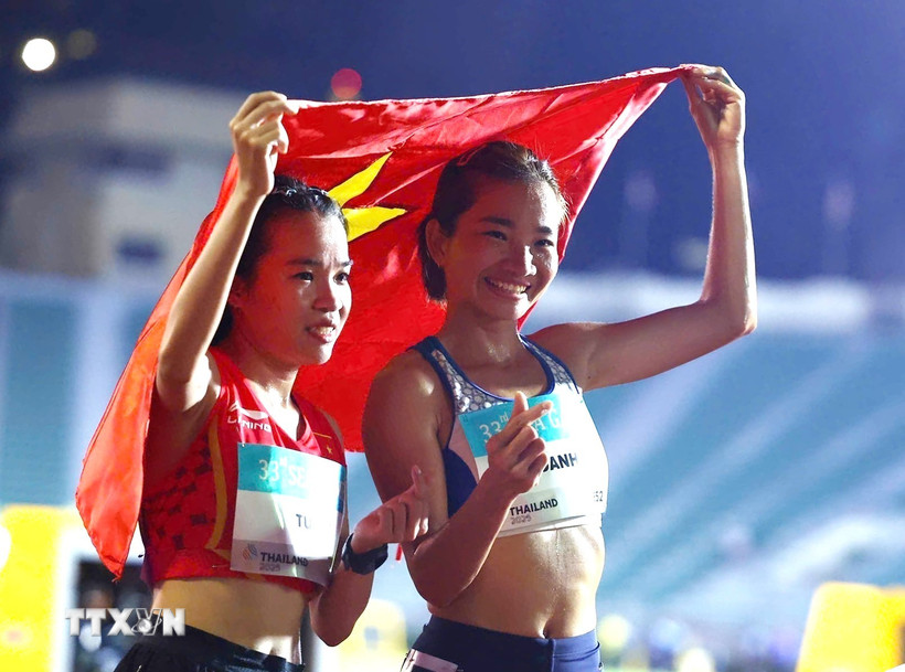 Nguyễn Thị Oanh (phải) và Lê Thị Tuyết độc chiếm 2 tấm HCV, HCB ở cự ly 10.000m nữ tại SEA Games 33. (Ảnh: TTXVN phát)