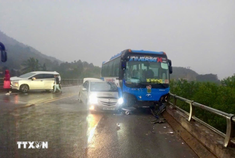 Hiện trường vụ tai nạn giao thông giữa 3 xe ôtô khiến 2 người bị thương tại km140+750 cao tôc Nội Bài-Lào Cai. (Ảnh: TTXVN phát)