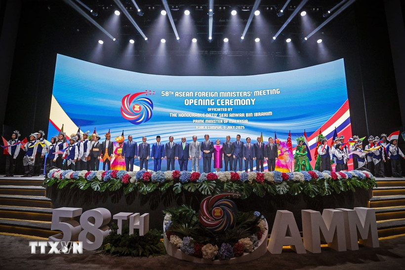 Các Bộ trưởng Ngoại giao ASEAN chụp ảnh chung tại Lễ khai mạc Hội nghị Bộ trưởng Ngoại giao ASEAN lần thứ 58 (AMM-58). (Ảnh: TTXVN phát)