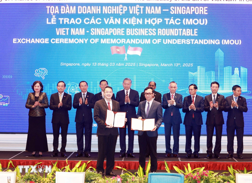 Tổng Bí thư Tô Lâm chứng kiến trao văn kiện hợp tác giữa doanh nghiệp hai nước. (Ảnh: Thống Nhất/TTXVN)