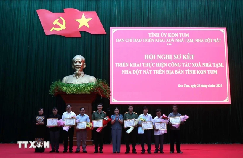 Trao Bằng khen của Chủ tịch UBND tỉnh Kon Tum cho 21 tập thể và 32 cá nhân có thành tích xuất sắc trong triển khai, thực hiện Phong trào thi đua “Chung tay xóa nhà tạm, nhà dột nát trên địa bàn tỉnh năm 2025." (Ảnh: Cao Nguyên/TTXVN) Trao Bằng khen của Chủ tịch UBND tỉnh Kon Tum cho 21 tập thể và 32 cá nhân có thành tích xuất sắc trong triển khai, thực hiện Phong trào thi đua “Chung tay xóa nhà tạm, nhà dột nát trên địa bàn tỉnh năm 2025." (Ảnh: Cao Nguyên/TTXVN)
