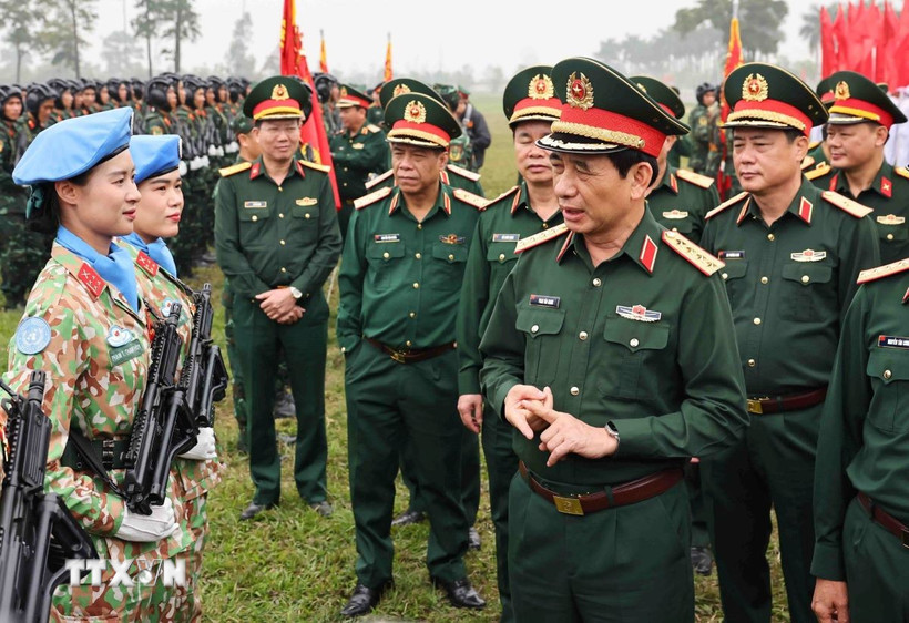 Đại tướng Phan Văn Giang, Ủy viên Bộ Chính trị, Phó Bí thư Quân ủy Trung ương, Bộ trưởng Bộ Quốc phòng thăm hỏi động viên các lực lượng tham gia. (Ảnh: Minh Đức/TTXVN)